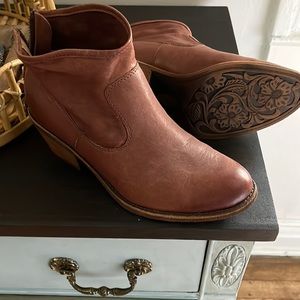 aisley Softt booties in Cafe